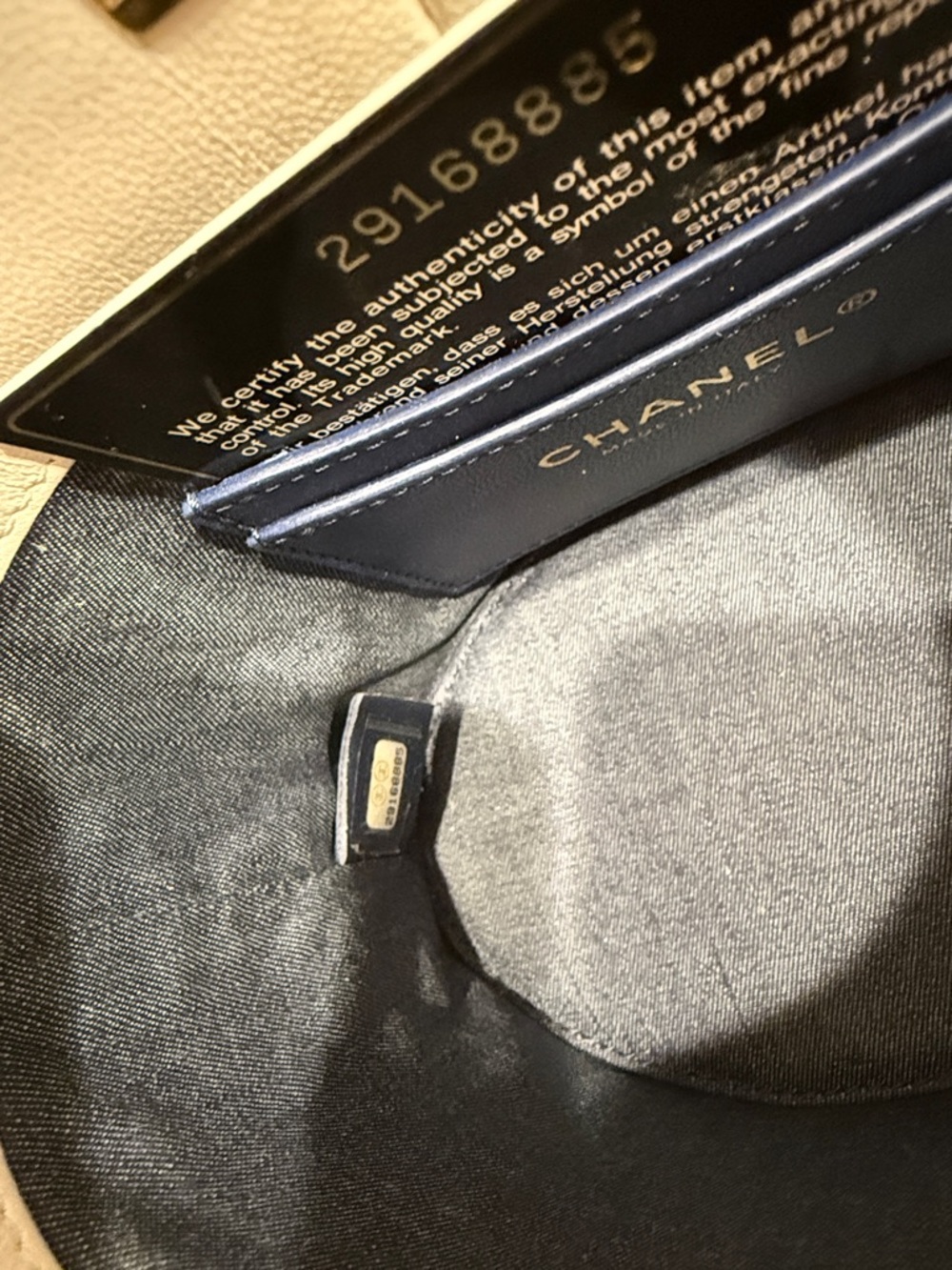 Chanel vintage lambskin, vanity case round bucket style with cc Turlock & chain - Picture 8 of 16